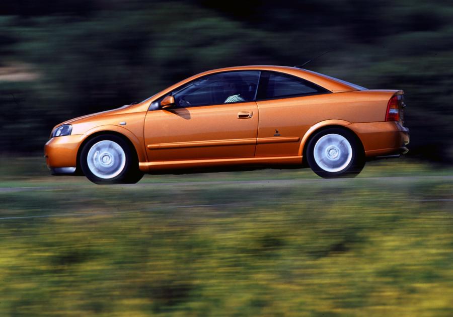  Opel Astra Coupe 2002 года  (фото 18 из 22)